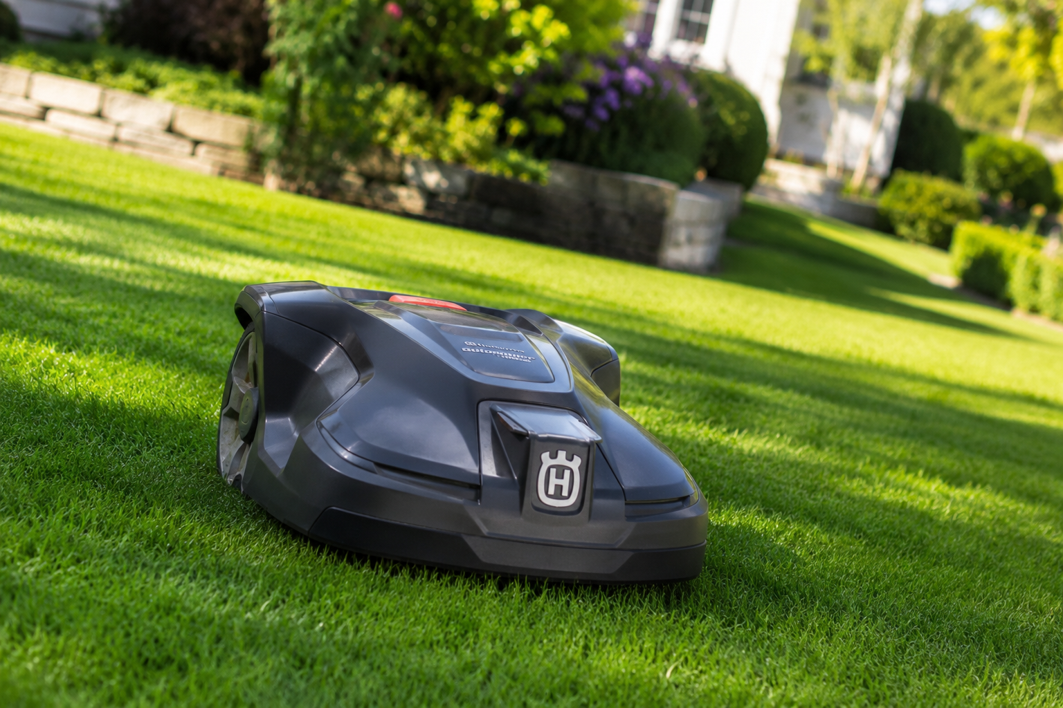 robotfűnyíró telepítése kertbe Husqvarna automower